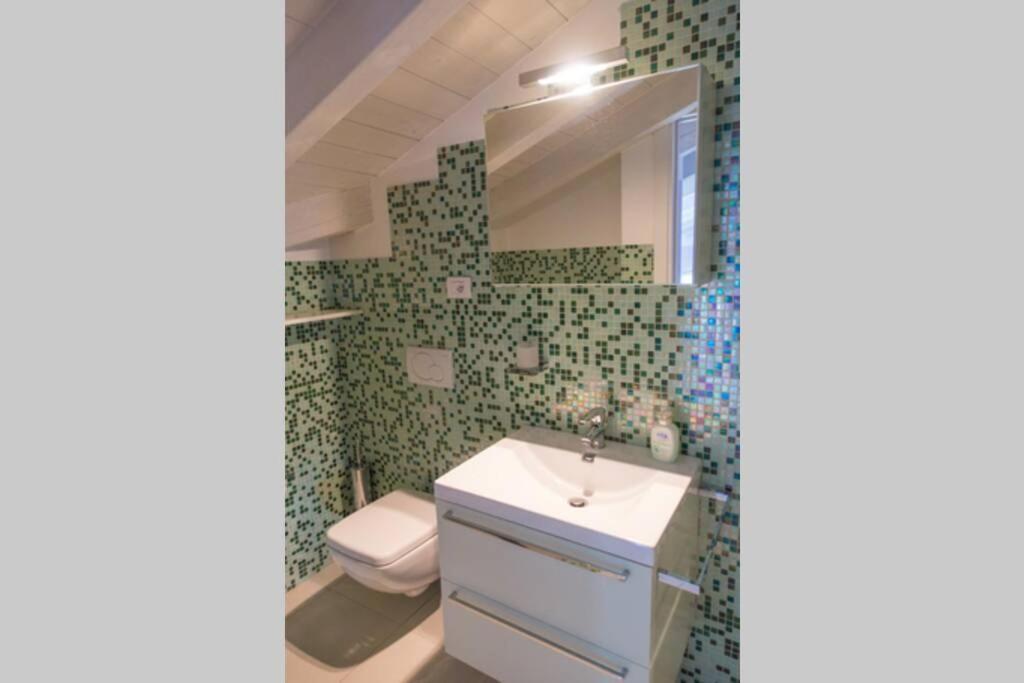 Apartment Viole, Cozy Attic Set In The Old Town Next To The Lake Arona Extérieur photo